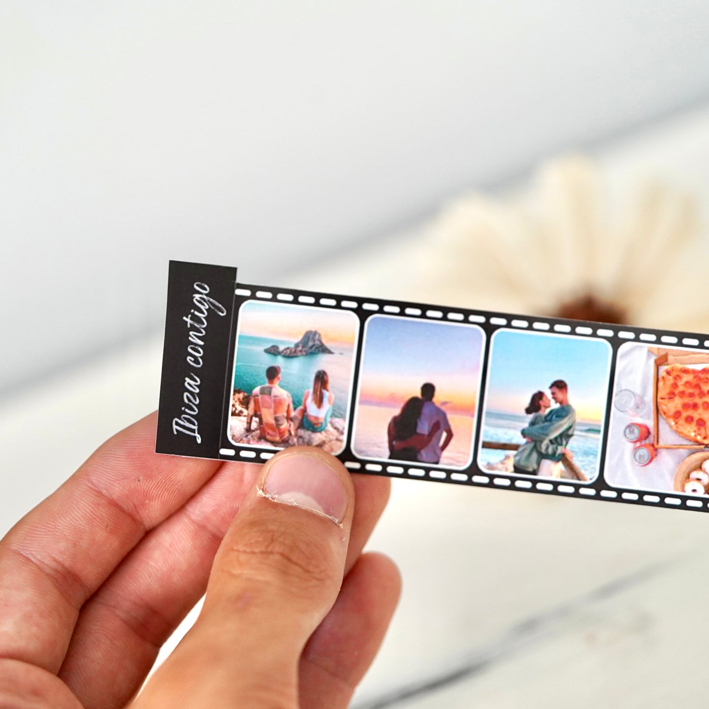 Crea un regalo original ❣️ con este llavero carrete de fotos 🎞 personalizado. Es una opción elegante como regalo para inmortalizar momentos especiales como viajes, celebraciones o simplemente recuerdos que quieras recordar El llavero con fotos es perfecto como regalo de cumpleaños para tu novio/a, regalo de Navidad, San Valentín, un aniversario, para el Día del Padre, Día de la Madre.