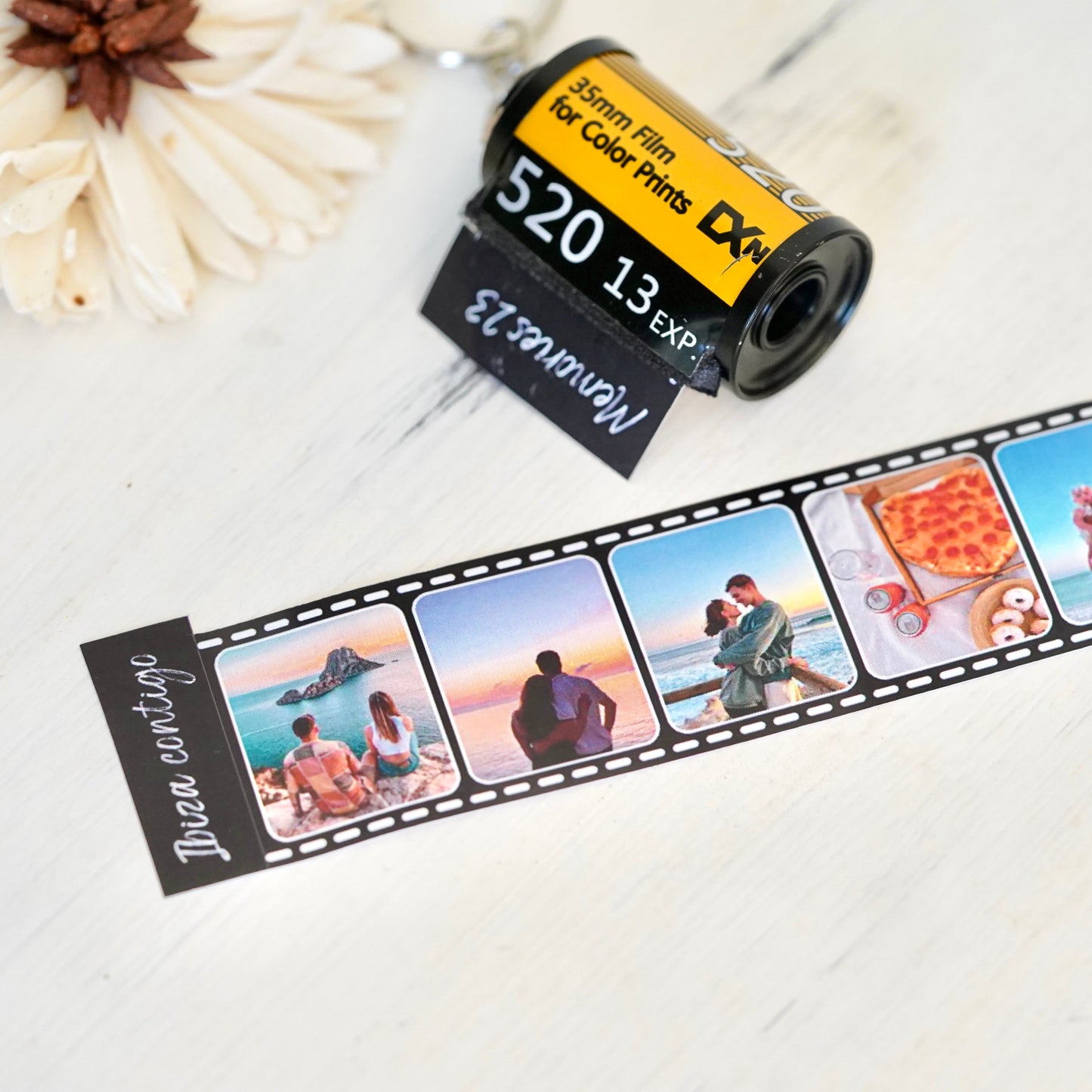 Llavero carrete de fotos 🎞 personalizado. Es una opción elegante como regalo para inmortalizar momentos especiales como viajes, celebraciones o simplemente recuerdos que quieras recordar El llavero con fotos es perfecto como regalo de cumpleaños para tu novio/a, regalo de Navidad, San Valentín, un aniversario, para el Día del Padre, Día de la Madre.